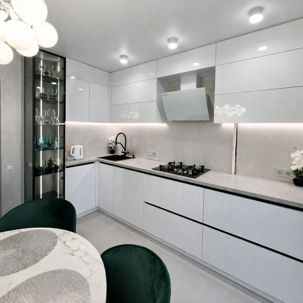 Белая кухня с интегрированной подсветкой и витриной